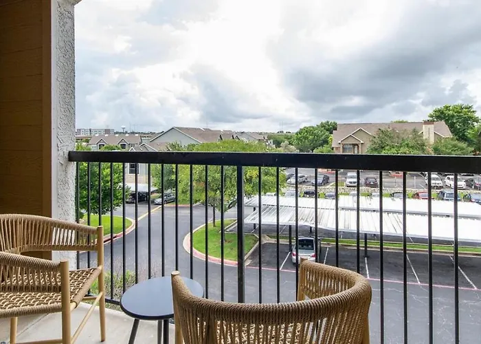 Apartment Landing Modern With Amazing Amenities